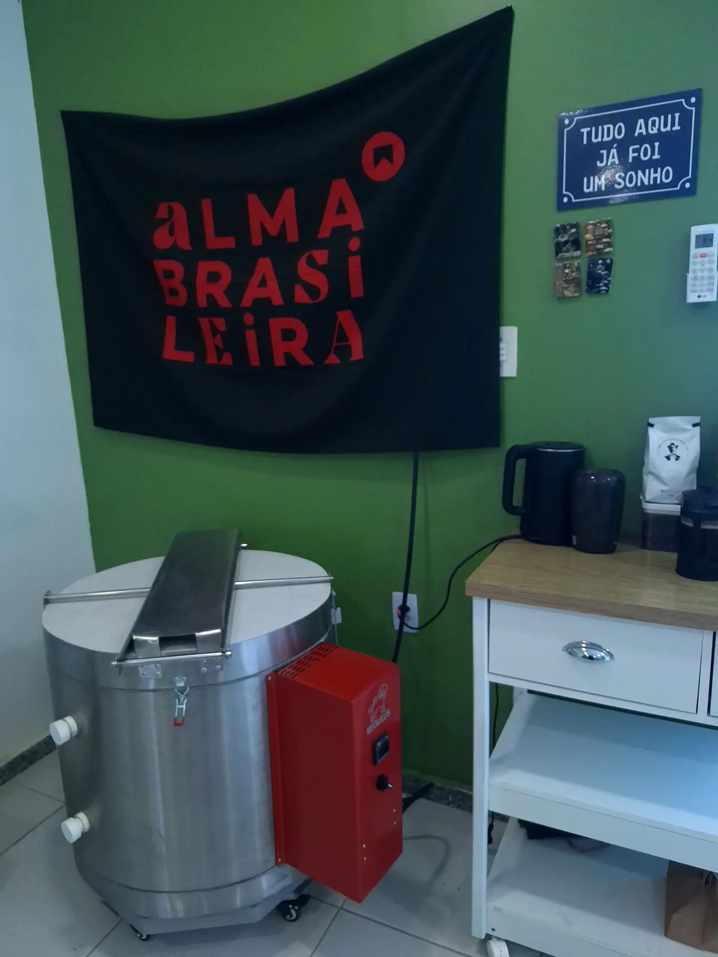 imagem de uma parte do estúdio de cerâmica, na imagem aparece um forno de cerÂmica e uma bandeira escrito alma brasileira