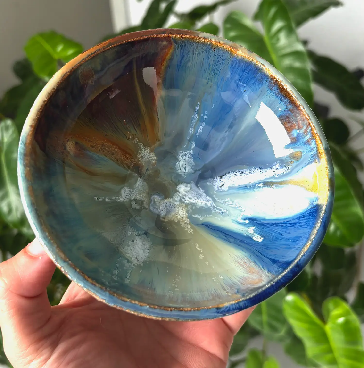 imagem de uma peça de cerâmica esmaltada com várias cores misturadas