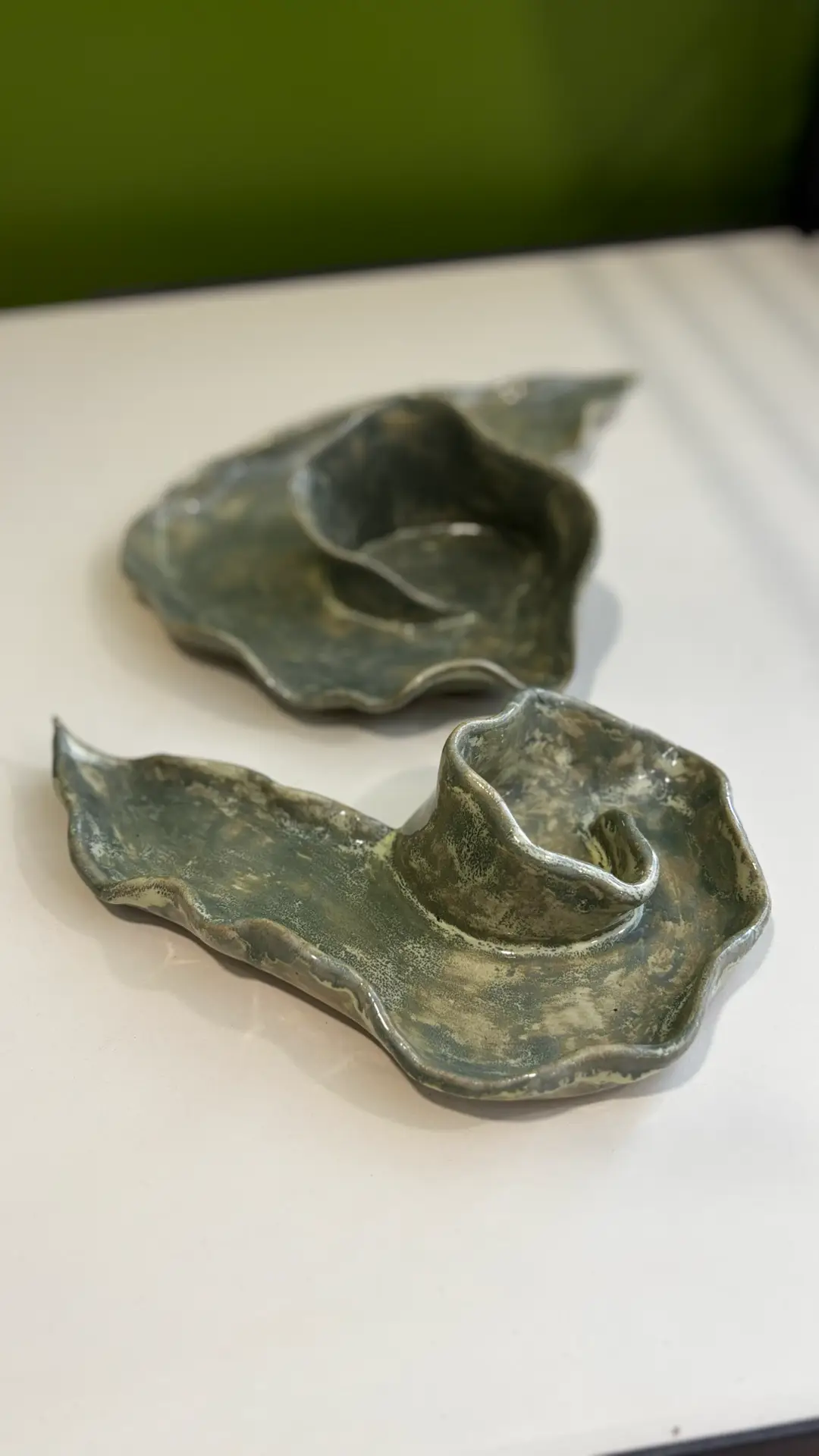 imagem de dois pratos de cerâmica nas cores verdes, os pratos possuem formato de folhas